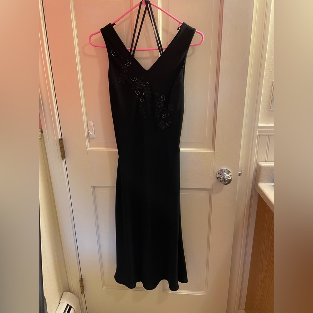 Ladies v neck black dress. EUC